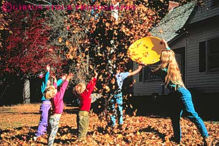 Những trò chơi đơn giản ngoài trời rất hợp với tiết trời thu